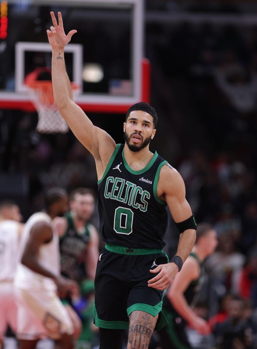 塔图姆回归赛场，赛况扑朔迷离首场状态亮眼，日本队观众沸腾！