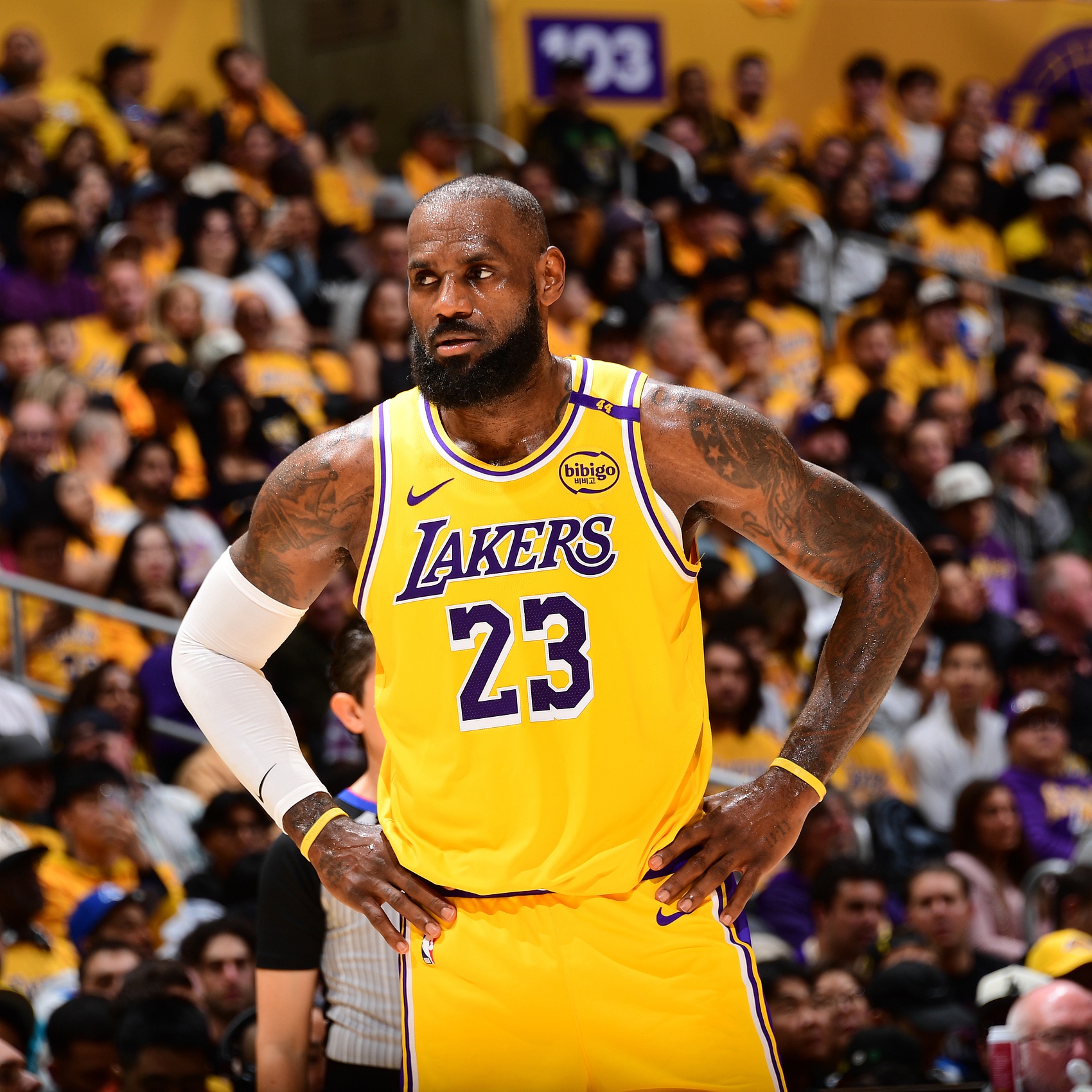 詹姆斯在湖人比赛中锐不可当，最后时刻胜出引发热议！